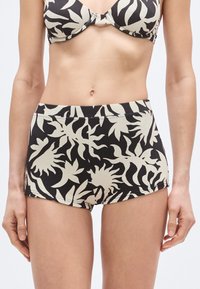Calções de banho de cintura alta com tecido texturizado. Base preta com padrões de folhas bege. Apresenta um corte ajustado e cós largo.