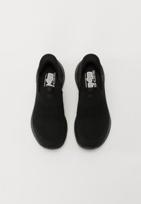 Fekete slip-on sportcipők kötött felsőrésszel, textúrált felülettel és párnázott gallérral. Rugalmas gumitalppal és logóval az insole-on.