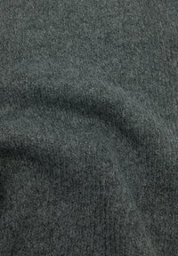 Struktureret mørkegrå stof med en blød, fuzzy overflade, der har et subtilt ribbet mønster og et let udseende.