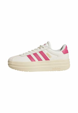 Hvid Adidas-sneaker med tyk beige sål, lyserøde striber på siden, lyserød hælstrop og Adidas-logo på tungen og sålen.