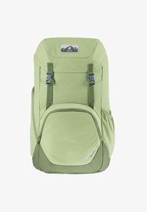 Grüner Stoff-Rucksack mit verstellbaren Trägern, einer Front-Reißverschlusstasche, einer elastischen Seitentasche und einem runden Design. Mit einem Logo-Tag oben.