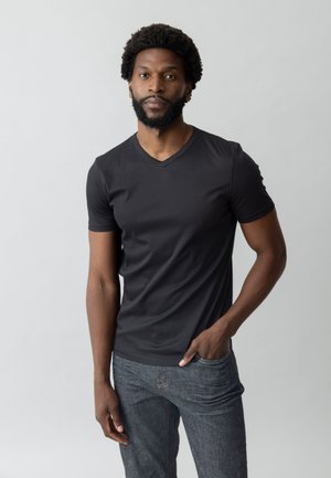 V NECK  - Lihtne T-särk - black