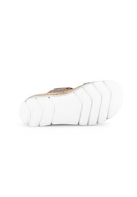 Sandaal met een lichtbruine gestructureerde bovenkant en een gouden accent, en een witte rubberen zool met ribbels voor grip. Merkl logo zichtbaar op de zool.