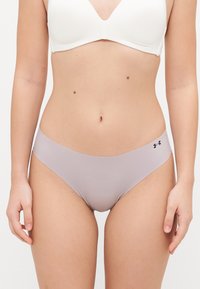 Šviesiai violetinės tamprios medžiagos bikini kelnaitės su minimalizuotu dizainu, turinčios mažą juosmenį ir mažą juodą logotipą šone.