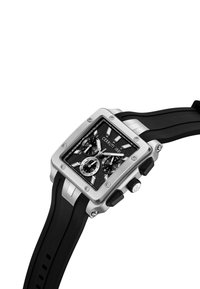 Čtvercové nerezové ocelové náramkové hodinky s černým ciferníkem, třemi subciferníky, stříbrnými ukazateli a černým gumovým páskem.