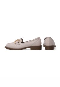 Helle beige Lederloafers mit runder Zehenform, ausgestattet mit einem goldenen, runden Schnallenakzent und einem niedrigen braunen Blockabsatz.