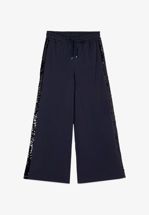 Granatowe spodnie o szerokich nogawkach z elastycznym pasem i sznurkiem, z czarnymi paskami z cekinów biegnącymi wzdłuż zewnętrznych stron nóg.