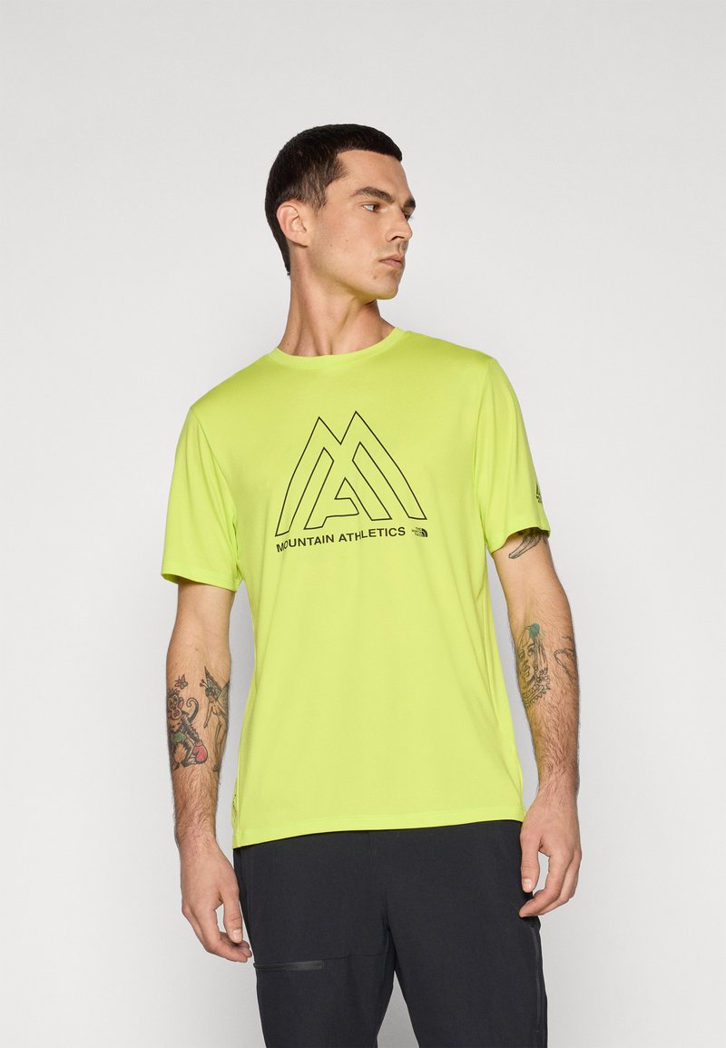 T-shirt vert lime à manches courtes avec logo graphique noir "Mountain Athletics" sur la poitrine, fabriqué à partir d'un tissu léger et respirant.