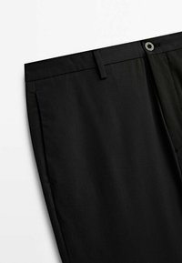 Mustat housut sileällä pinnalla, joissa on nappisuljin, suora etuosa ja sivutaskut. Suorat lahkeet ja siisti viimeistely.