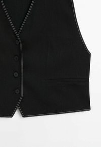 Schwarze Weste mit V-Ausschnitt, ausgestattet mit sechs Knöpfen, einer Seitentasche und weißen Kontrastnähten entlang der Kanten. Hergestellt aus strukturiertem Stoff.