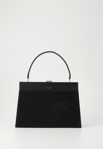 Melnas ādas somiņas ar strukturētu siluetu, augšējo rokturi un zelta aparatūras akcentiem. Uz priekšu izceļas logo detaļa.