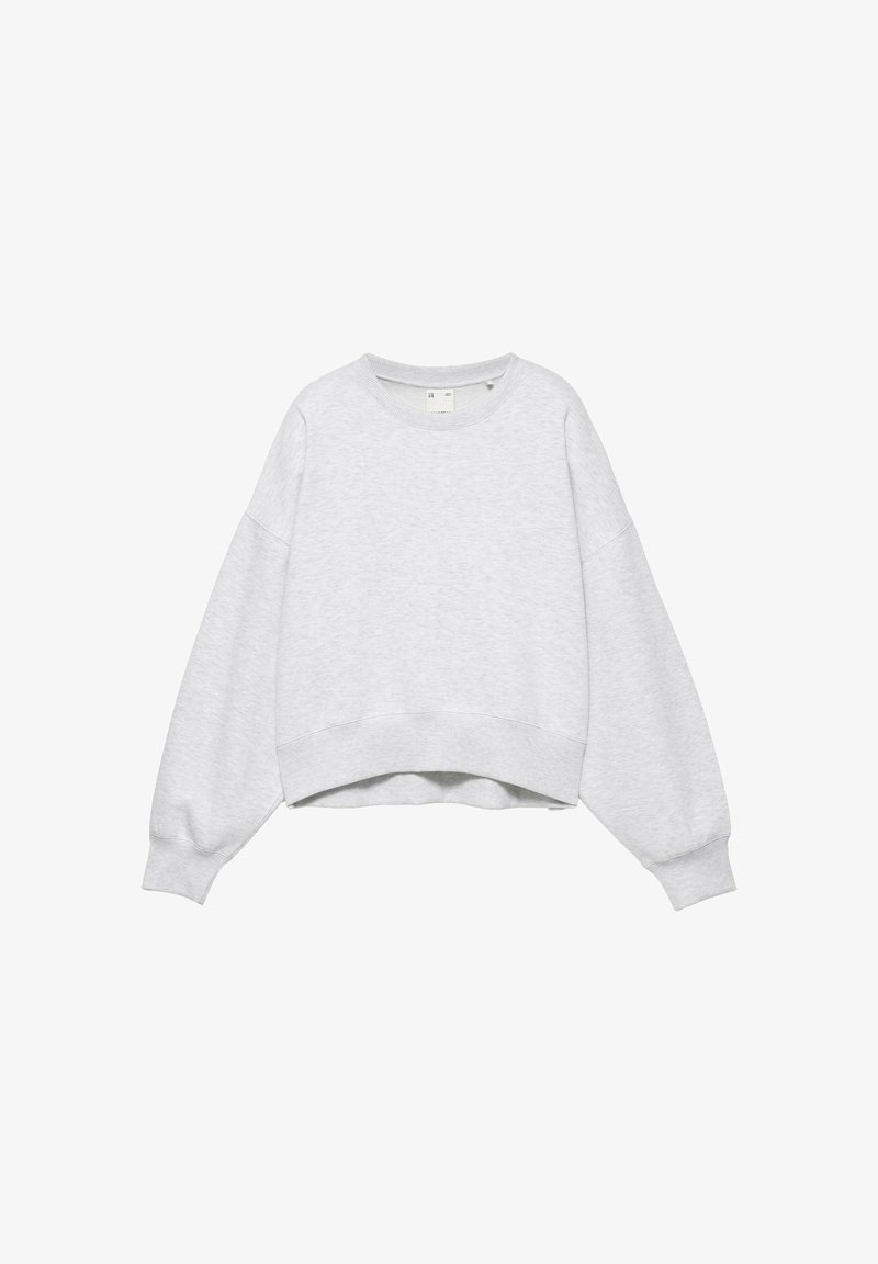 Sweat-shirt gris clair à manches longues avec col rond, poignets et ourlet côtelés, présenté sur fond blanc.