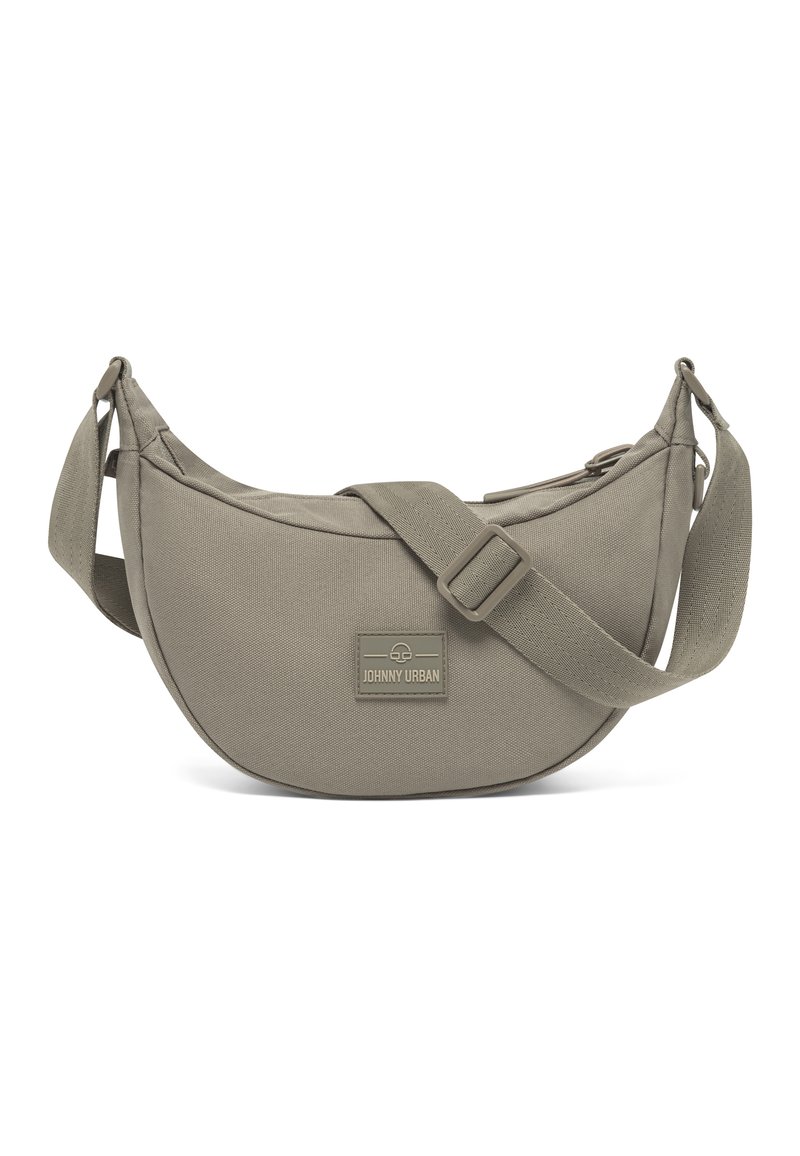 Bolso de hombro de tela gris con un diseño curvado, correa ajustable y un parche de logo rectangular en la parte frontal. Textura suave.