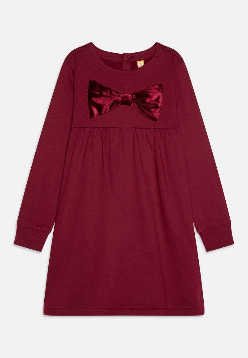 Robe longue bordeaux à manches longues avec une texture douce, présentant un détail de nœud en velours à l'avant et une taille froncée pour un fit décontracté.