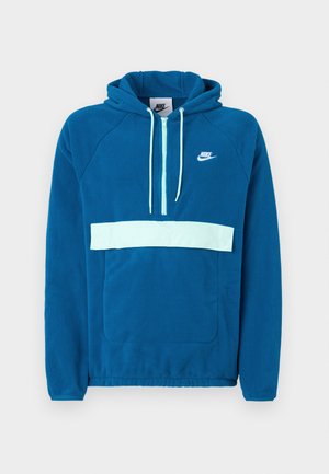 Sweatshirt à capuche en polaire bleue avec un panneau bleu clair et une poche. Comprend une poche kangourou et un logo Nike blanc sur la poitrine.