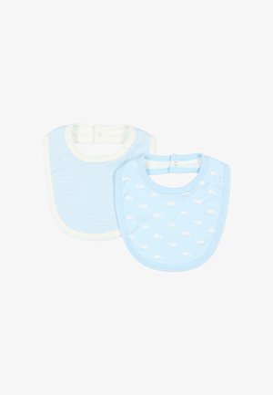 Dwie jasnoniebieskie śliniaki dla niemowląt, jeden w białe paski, drugi z małymi białymi wzorami wielorybów, oba zapinane na zatrzaski przy szyi.