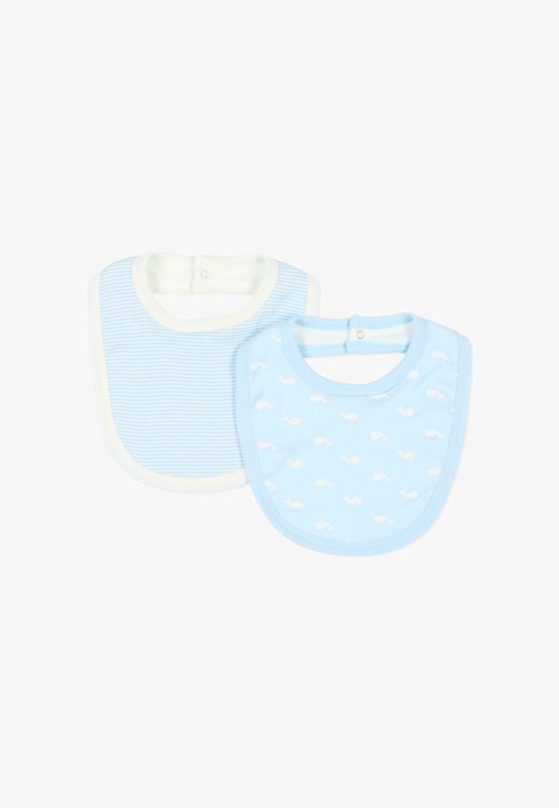 Deux bavoirs bébé bleu clair, l’un avec des rayures blanches et l’autre avec de petits motifs blancs de baleines, tous deux avec des fermetures pression au niveau du cou.
