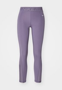 Fioletowe legginsy sportowe z wysokim stanem, z napisem "NIKE PRO", wykonane z gładkiego, elastycznego materiału, o dopasowanym kroju, zwężającym się w kostkach.