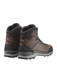 Stivali da trekking in pelle marrone con suole in gomma grigia, dotati di occhielli in metallo, colli imbottiti e dettagli testurizzati sui lati.