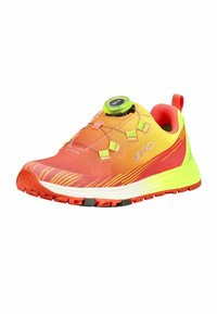 Zapatilla para trail running de color naranja brillante y amarillo con cierre de dial BOA y suela resistente, con la marca "VADO" en el lateral.