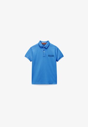 Modra bombažna polo majica z ovratnikom in kratkimi rokavi. Na levi strani prsnega koša manjši črn logotip. Gladek površen in klasičen kroj.