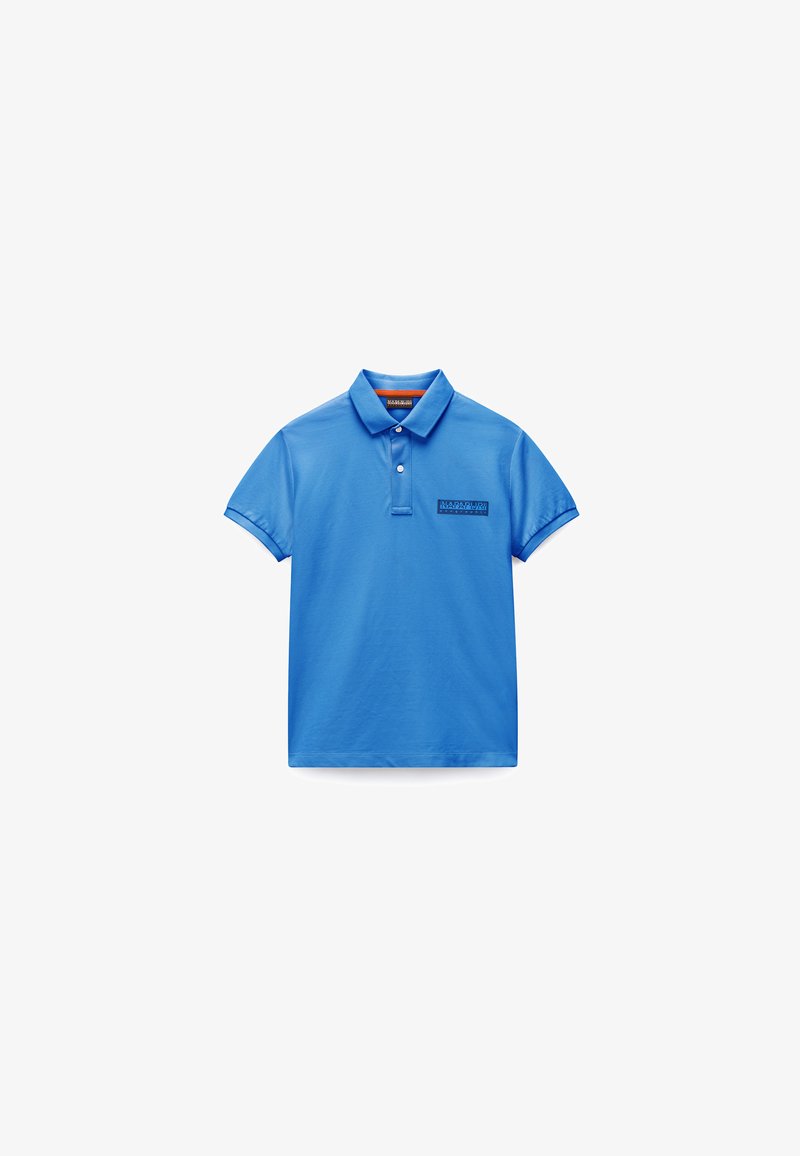 Μπλε βαμβακερό πόλο με γιακά και κοντά μανίκια. Διαθέτει μικρό μαύρο λογότυπο στο αριστερό στήθος. Λεπτή υφή και κλασική εφαρμογή.