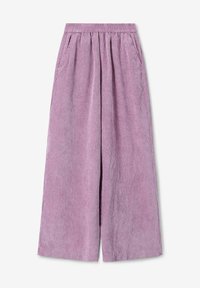 Pantalons larges en velours côtelé violet clair, dotés d'une taille élastique et de poches latérales. Des rayures verticales ajoutent de la texture au tissu.