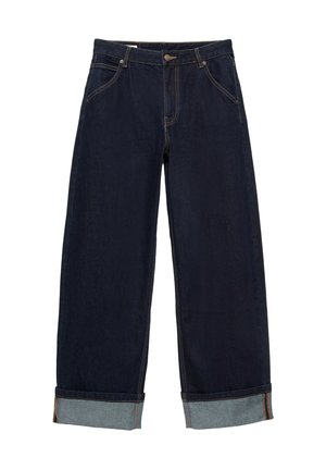 Jean en denim bleu foncé avec ourlets retournés, bouton et fermeture éclair à l'avant, poches devant et détails de coutures visibles.