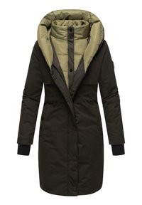 Brun yttermjölk med en överdimensionerad limegrön huva, knappstängning fram och ribbade handledsfållar; vadderad inredning för värme.