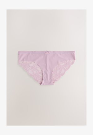 Braguitas de encaje y tela color lila con borde de encaje ondulado en los lados y un lazo central decorativo en la parte delantera. Textura suave en general.