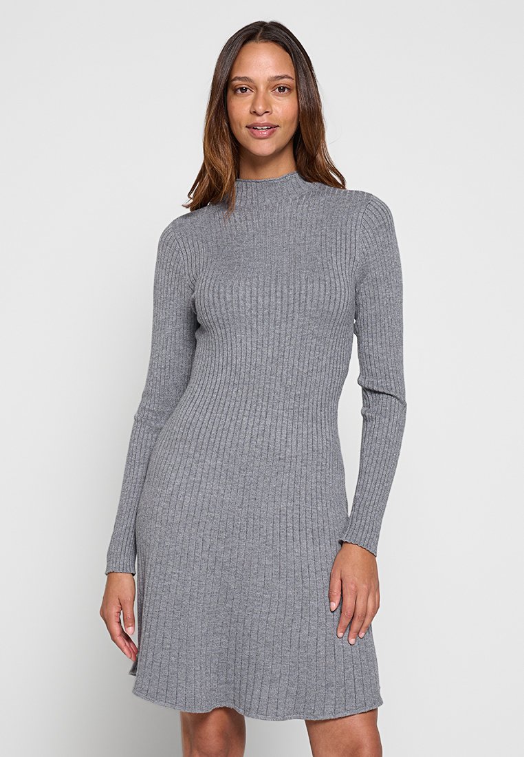 Grijze geribbelde gebreide jurk met lange mouwen en een hoge halslijn, voorzien van een uitlopende zoom en een gladde textuur. Ideaal voor casual kleding.