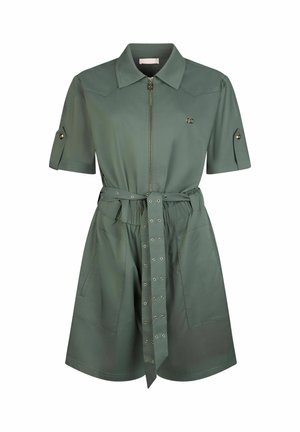 Robe vert olive à manches courtes avec fermeture éclair frontale, col chemise, taille cintrée avec œillets métalliques et deux grandes poches à l'avant.