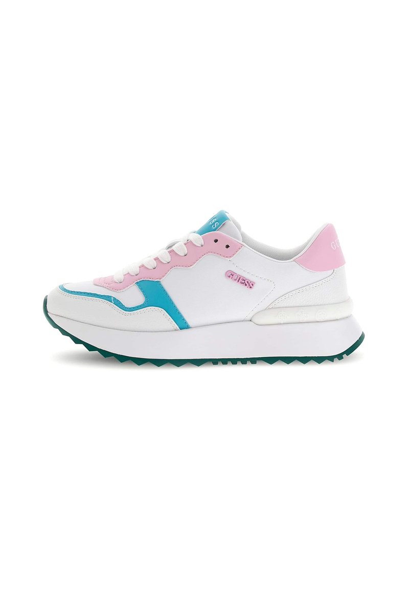 Baskets blanches avec des accents roses et teal, panneaux texturés, bout rond, semelle en caoutchouc avec un profil en zigzag, et logo sur le côté et le talon.
