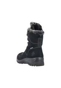 Botte noire imperméable en daim, avec un col en fausse fourrure, une semelle en caoutchouc texturée et un design à lacets avec un détail logo sur le côté.