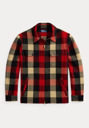 Jachetă din flanel cu un model carourile roșu, negru și bej, cu guler, două buzunare pe piept, fermoar frontal și textură moale. Prezintă cusături vizibile și un fermoar aurit.