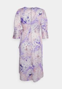Květinové šaty v levandulových a růžových tónech, s zipem na zadní straně, nabíranými rukávy a přiléhavým pasem se zavázaným detailem. Hladká textilie.
