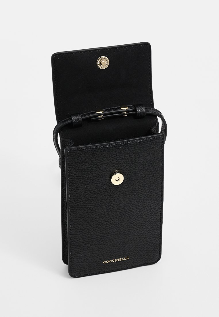 Schwarze strukturierte Lederbörse mit einem goldenen Druckknopfverschluss. Kompaktes Design mit einem Kartenhalter und einem abnehmbaren Riemen. Logo auf der Vorderseite geprägt.