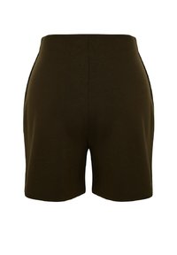 Short taille haute vert olive foncé avec une coupe ajustée et un tissu lisse, présenté sur fond blanc.
