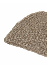 Gruba, prążkowana czapka beanie w jasnobrązowej wełnianej mieszance, przedstawiona pod kątem na białym tle.