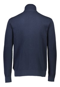 Mörkblå stickad tröja med hög krage, med ett strukturerat mönster och ribbade ärmslut och nederkant. Bakåtsikt utan synliga sömmar.