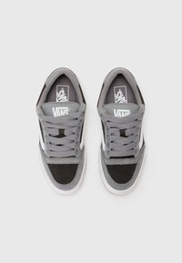Hallimustast ja halli siidist Vans jalatsid valgete aktsentidega, mis sisaldavad pehmet krae, lame paelte ja kummitald.