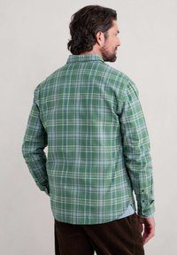 Seasalt Cornwall Camisa - green moss headland