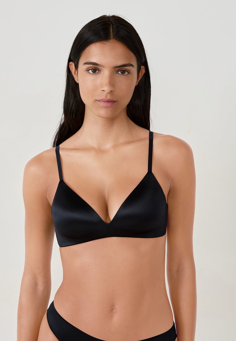 Soutien-gorge en satin noir avec un décolleté en V plongeant, de fines bretelles réglables et des bonnets sans couture, conçu pour un ajustement lisse.