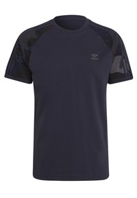 Navy-T-Shirt aus Baumwolle mit Raglanärmeln im dunklen Camouflage-Muster, drei weißen Streifen an jedem Schulter und einem kleinen Logo.
