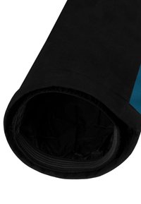 Manche de veste noire avec un accent bleu, présentant un intérieur texturé et un détail de fermeture éclair. Le tissu semble durable et lisse.