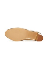 Kuldsed patentnahast kingad, mille pind on sile ja ümarad varbad. Tallad on heledast pruunist toonist, millel on tekstuuriga haardemuster.