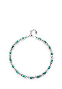 Collar de cadena plateada con piedras preciosas rectangulares color verde azulado, alternando con enlaces de metal. Cierre de langosta con etiqueta.