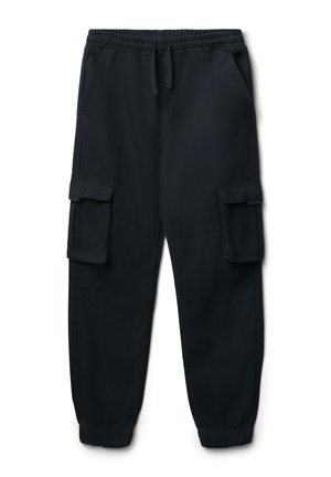 Pantaloni cargo neri con vita elastica, due tasche laterali e due grandi tasche cargo. Realizzati in un morbido tessuto testurizzato.