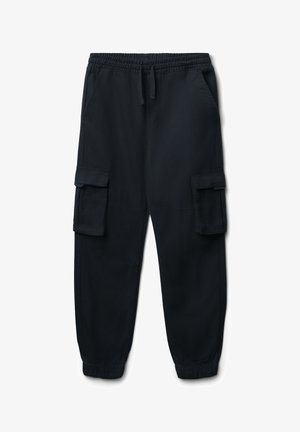Czarne spodnie cargo z elastycznym paskiem w talii, dwoma bocznymi kieszeniami oraz dwiema dużymi kieszeniami cargo. Wykonane z miękkiego, teksturowanego materiału.
