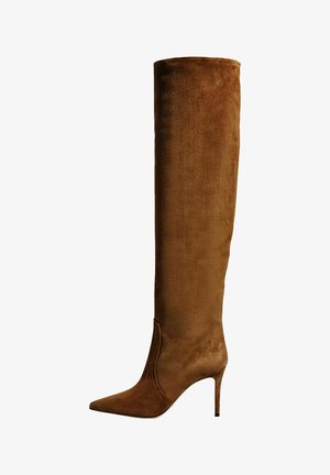 Botte en suède marron au-dessus du genou avec un bout pointu et un talon aiguille. Texture lisse, design minimaliste, sans matériel ni décorations visibles.